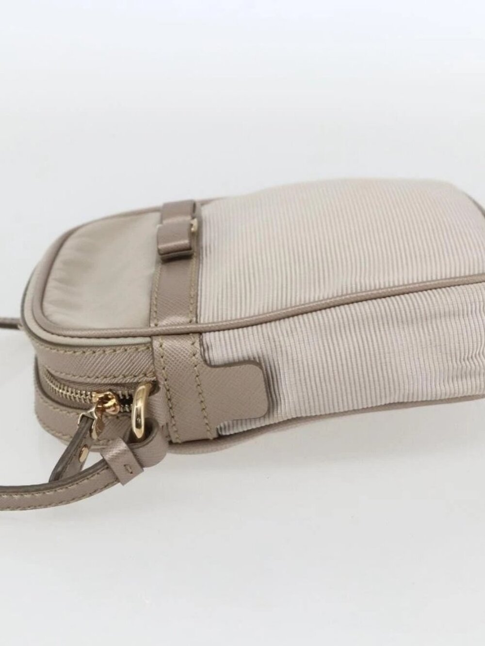 Salvatore Ferragamo Vala Shoulder Bag Nylon Beige Gold Auth 159964 - Picture 4 of 16